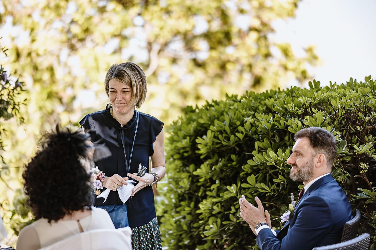 Fotografo matrimonio in Monferrato. Matrimonio di Serena e Fabrizio al Vecchio Castagno di Cocconato d'Asti. Cerimonia. Testimone, dopo il discorso, si congeda.