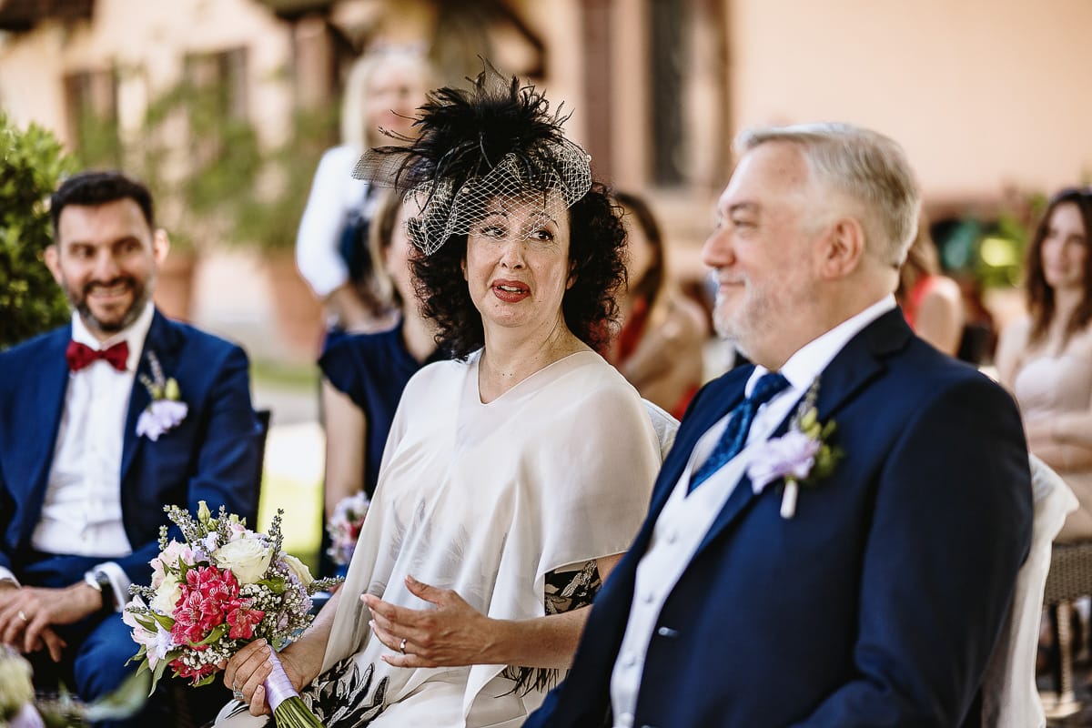 Fotografo matrimonio in Monferrato. Matrimonio di Serena e Fabrizio al Vecchio Castagno di Cocconato d'Asti. Cerimonia. Sposa guarda lo sposo.
