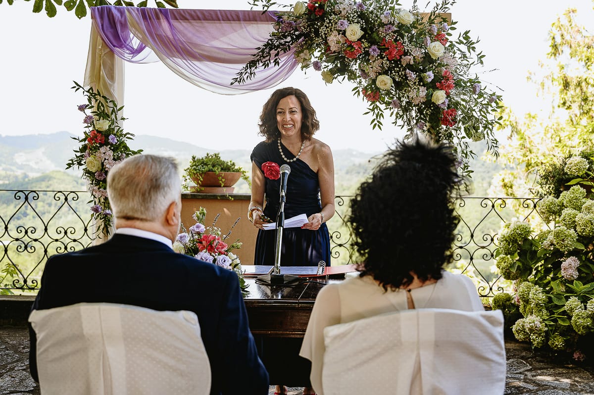 Fotografo matrimonio in Monferrato. Matrimonio di Serena e Fabrizio al Vecchio Castagno di Cocconato d'Asti. Cerimonia. Discortso della sorella della sposa.