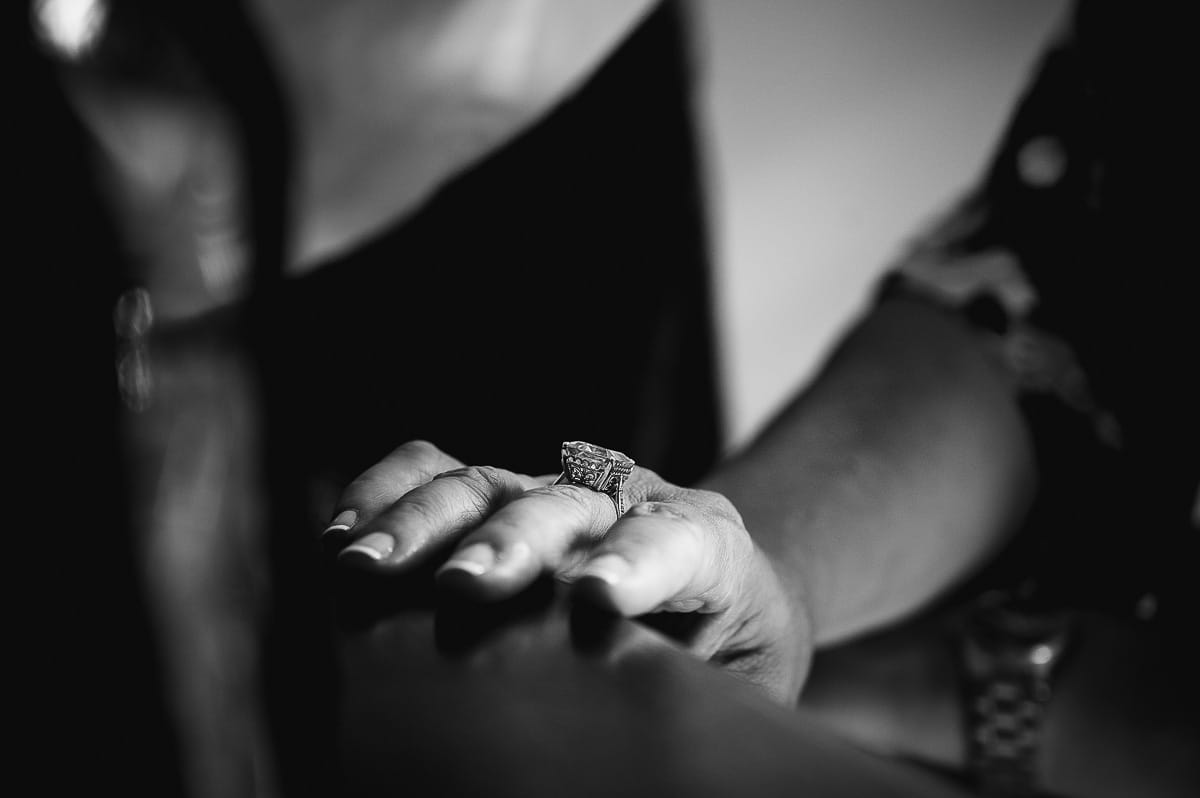 Fotografo matrimonio in Monferrato. Matrimonio di Serena e Fabrizio. Preparazione a Baldissero Torinese. Dettaglio della mano della sposa con l'anello con l'acquamarina.