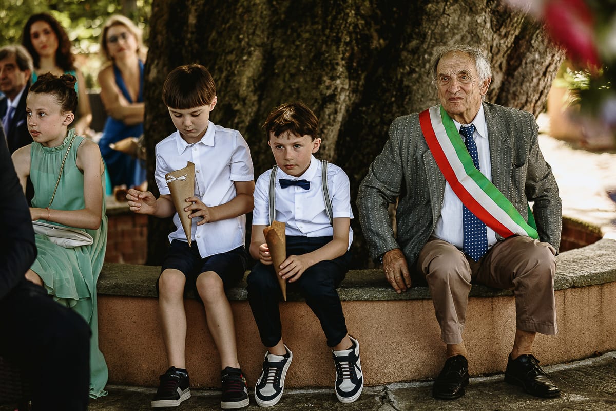Fotografo matrimonio in Monferrato. Matrimonio di Serena e Fabrizio al Vecchio Castagno di Cocconato d'Asti. Cerimonia. nipotini e sindaco.