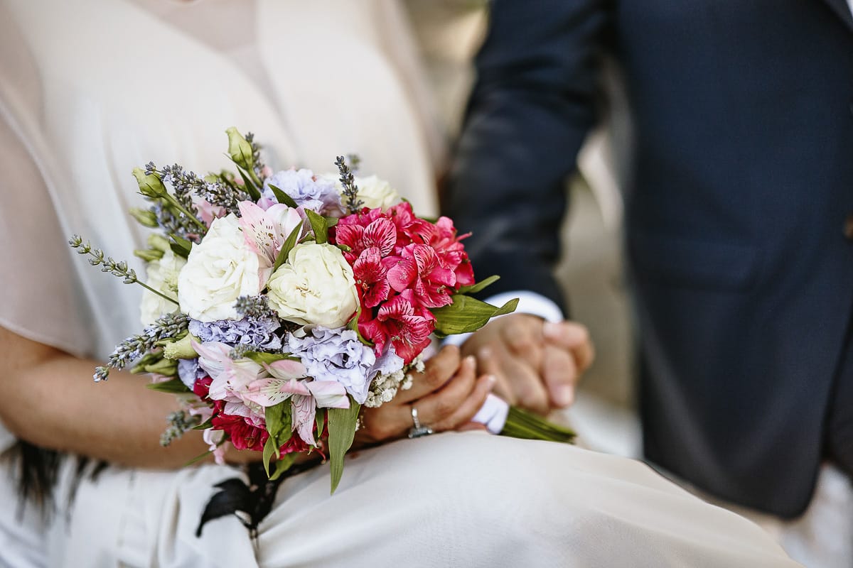 Fotografo matrimonio in Monferrato. Matrimonio di Serena e Fabrizio al Vecchio Castagno di Cocconato d'Asti. Cerimonia. Dettaglio sul bouquet