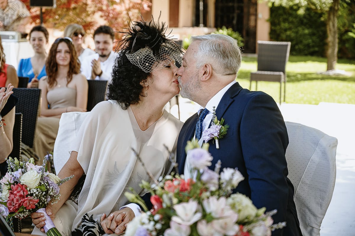 Fotografo matrimonio in Monferrato. Matrimonio di Serena e Fabrizio al Vecchio Castagno di Cocconato d'Asti. Cerimonia. Bacio degli sposi.
