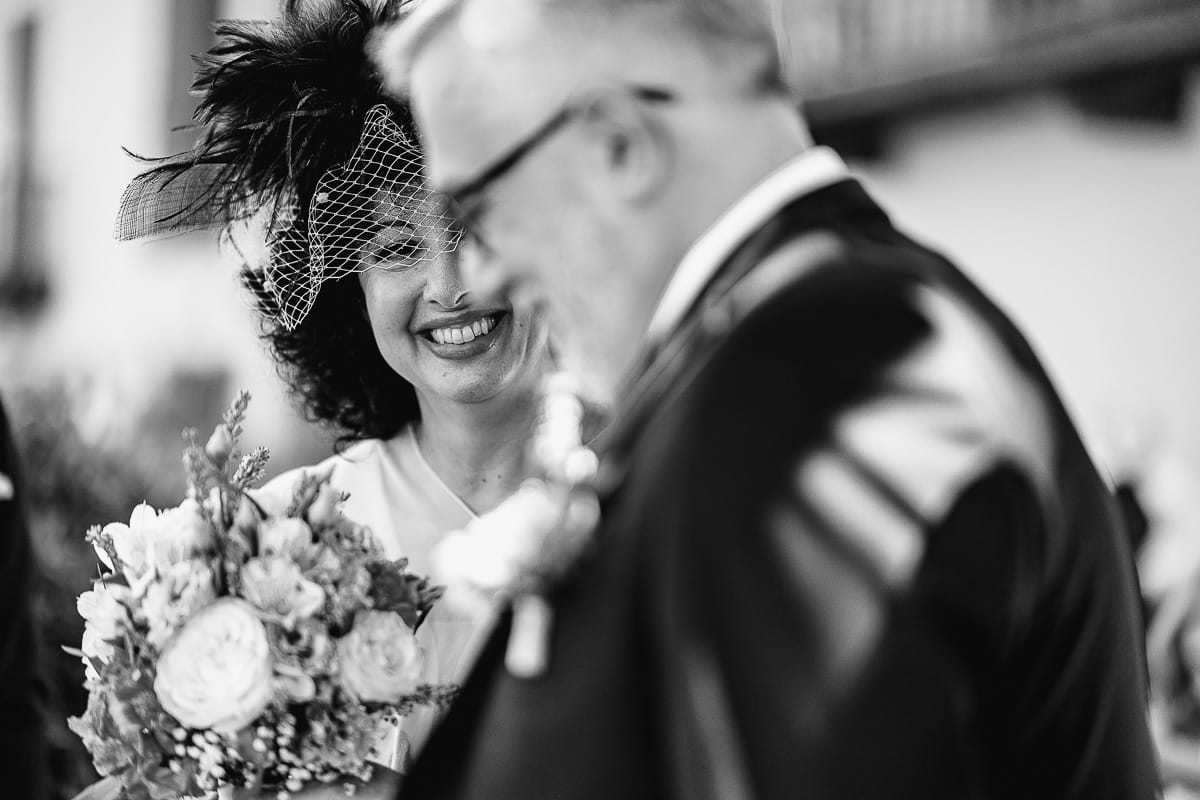 Fotografo matrimonio in Monferrato. Matrimonio di Serena e Fabrizio al Vecchio Castagno di Cocconato d'Asti. Cerimonia. Ritratto degli sposi sorridenti. Bianco e nero.