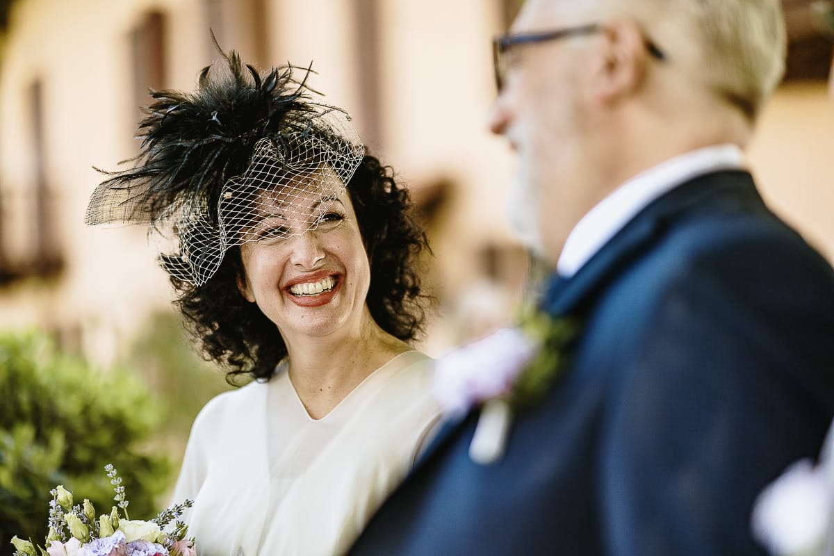 Fotografo matrimonio in Monferrato. Matrimonio di Serena e Fabrizio al Vecchio Castagno di Cocconato d'Asti. Cerimonia. Ritratto degli sposi sorridenti.