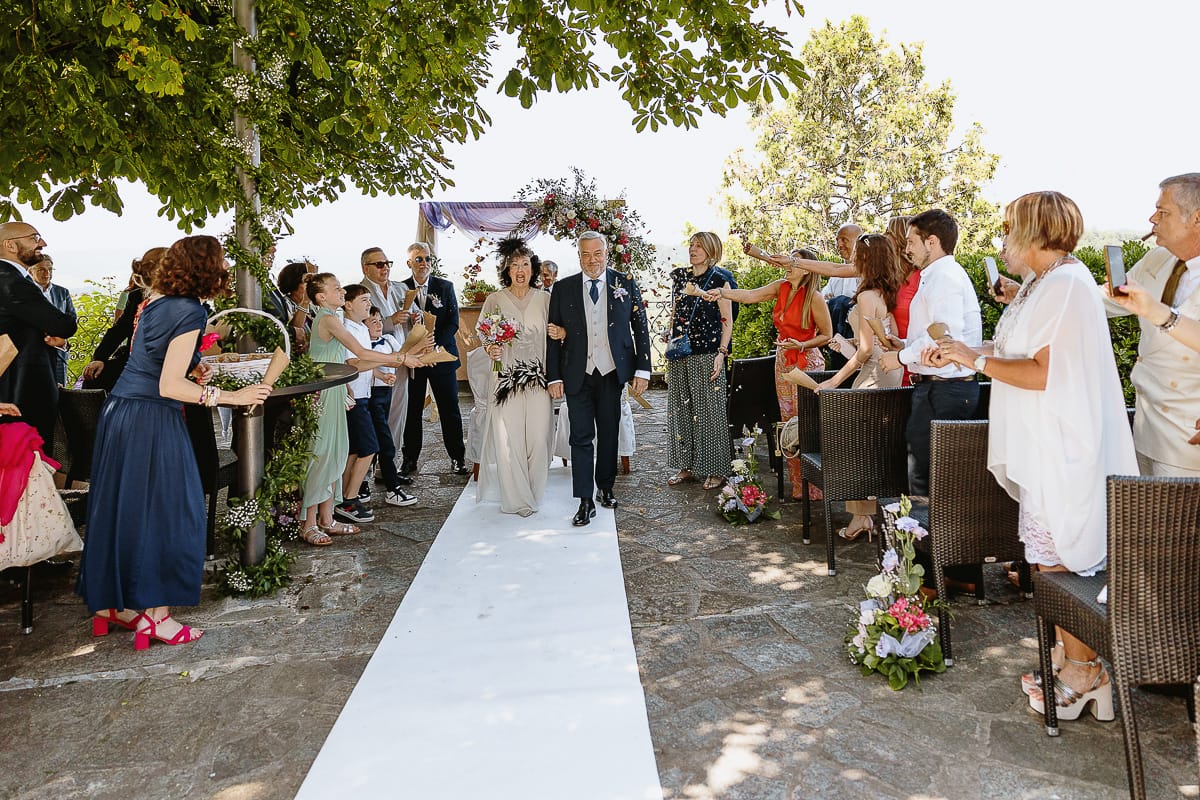 Fotografo matrimonio in Monferrato. Matrimonio di Serena e Fabrizio al Vecchio Castagno di Cocconato d'Asti. Cerimonia. Uscita degli sposi con lancio dei petali.