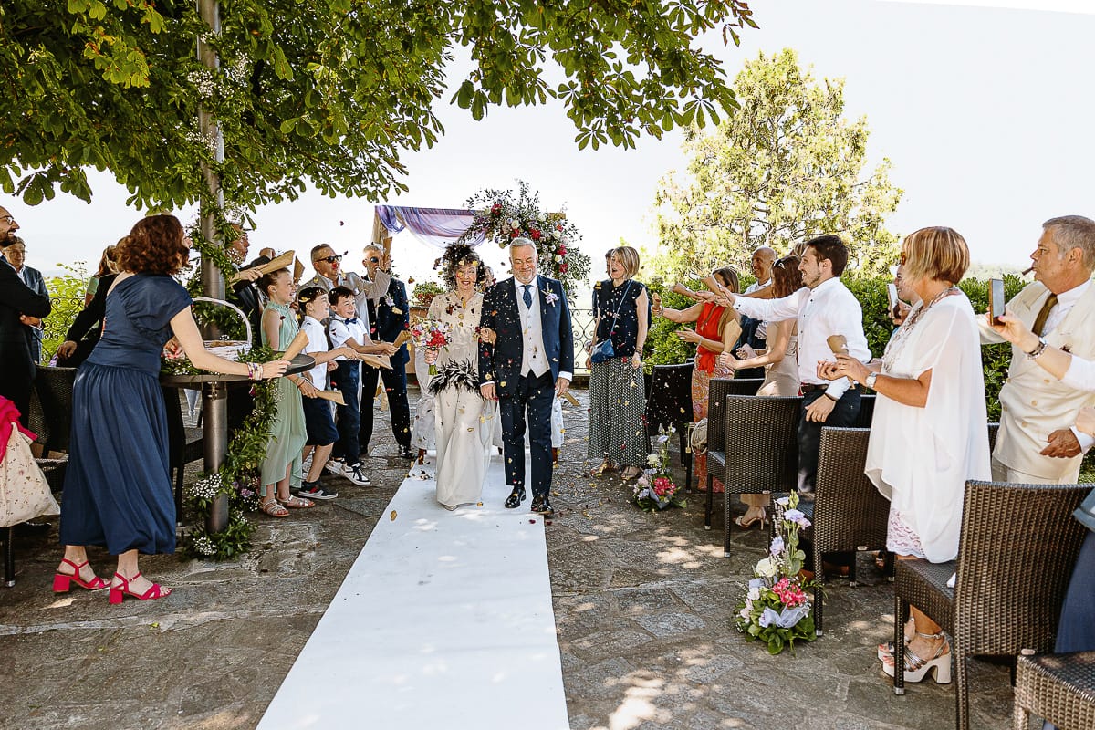 Fotografo matrimonio in Monferrato. Matrimonio di Serena e Fabrizio al Vecchio Castagno di Cocconato d'Asti. Cerimonia. Uscita degli sposi con lancio dei petali.