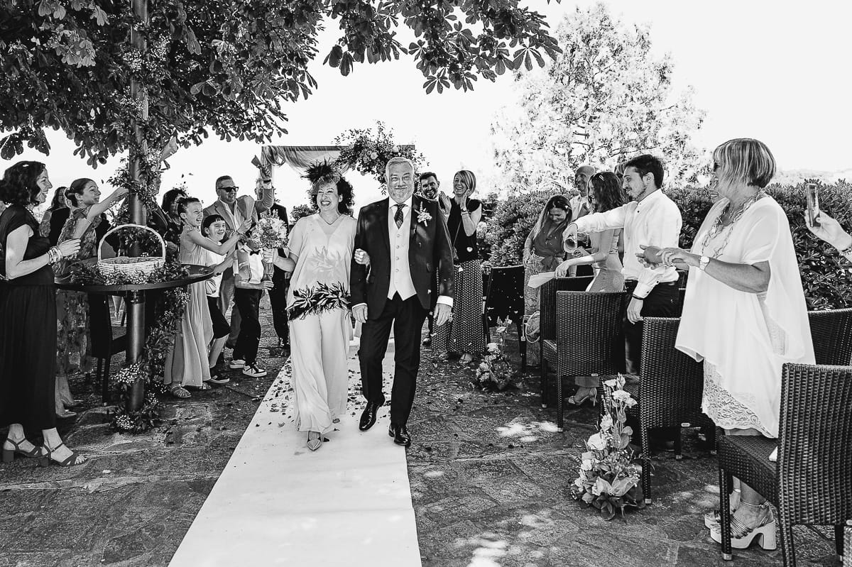Fotografo matrimonio in Monferrato. Matrimonio di Serena e Fabrizio al Vecchio Castagno di Cocconato d'Asti. Cerimonia. Uscita degli sposi con lancio dei petali. Bianco e nero