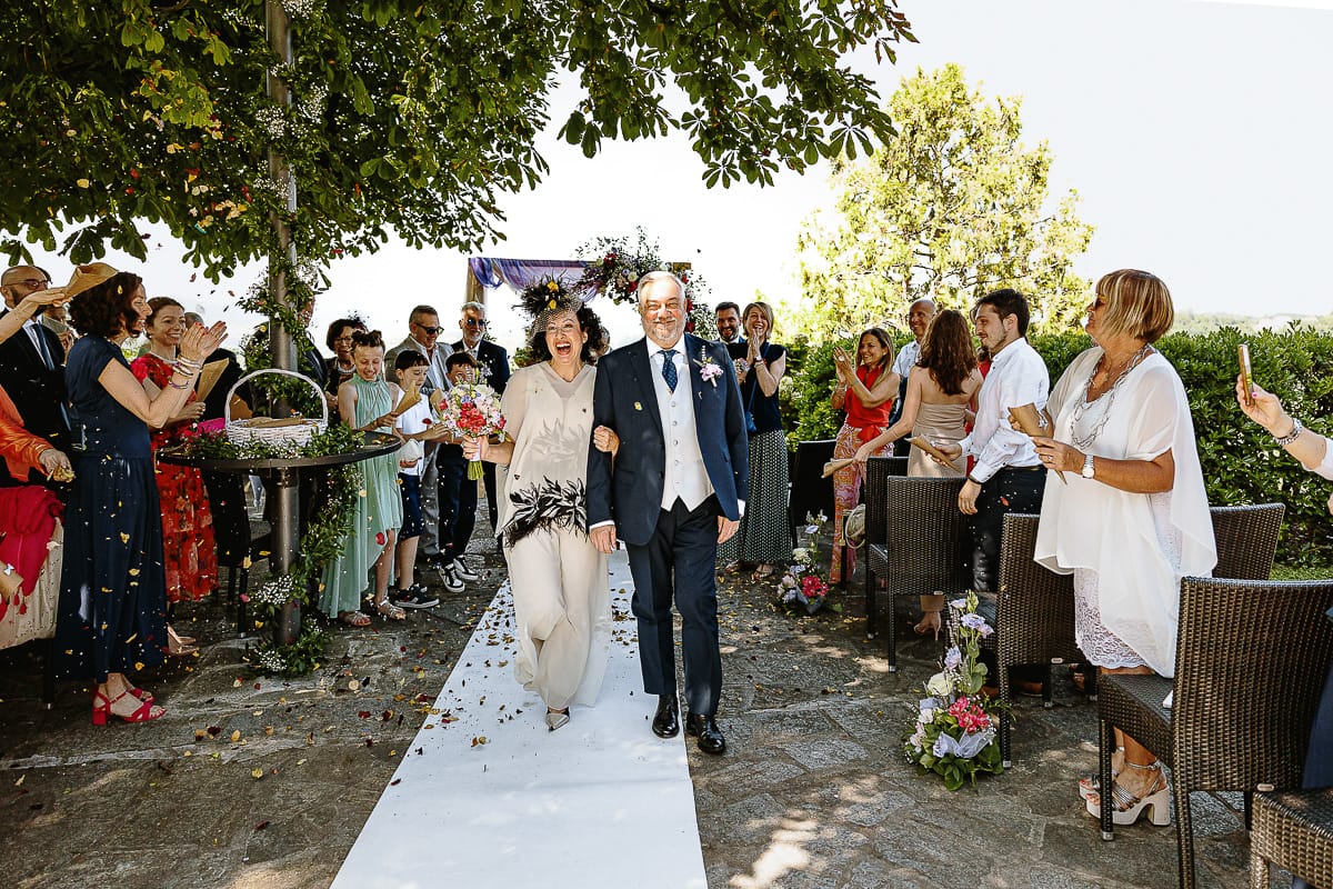 Fotografo matrimonio in Monferrato. Matrimonio di Serena e Fabrizio al Vecchio Castagno di Cocconato d'Asti. Cerimonia. Uscita degli sposi con lancio dei petali.