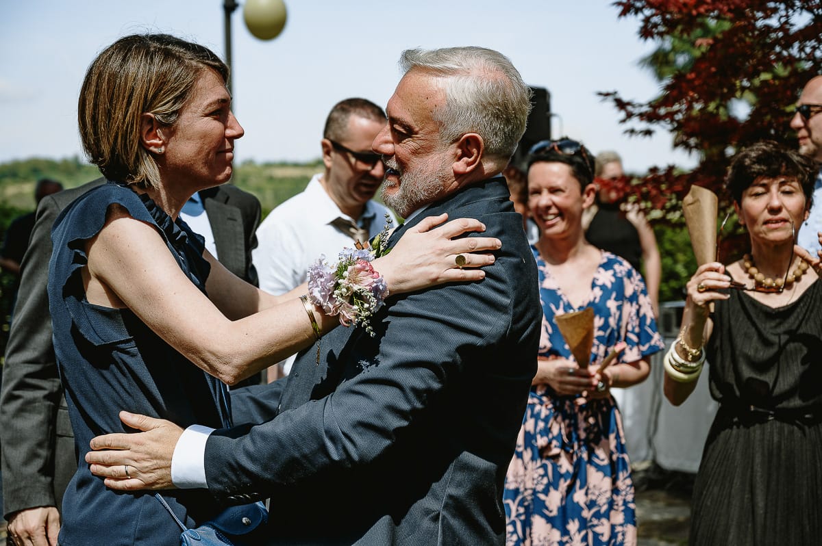 Fotografo matrimonio in Monferrato. Matrimonio di Serena e Fabrizio al Vecchio Castagno di Cocconato d'Asti. Cerimonia. Baci e abbracci