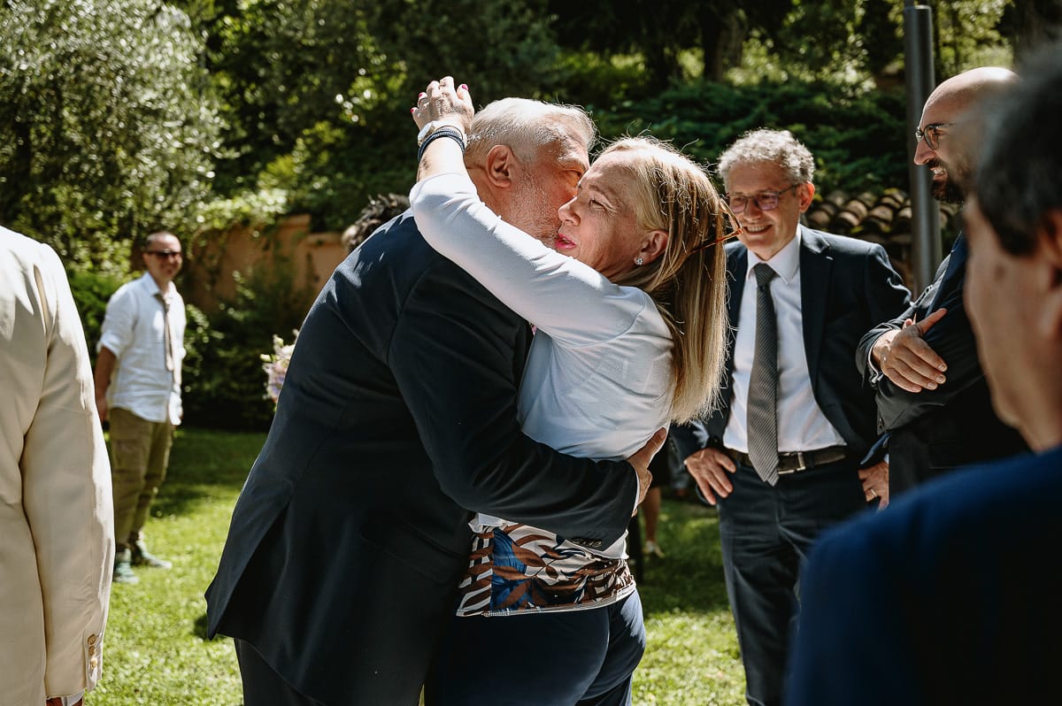 Fotografo matrimonio in Monferrato. Matrimonio di Serena e Fabrizio al Vecchio Castagno di Cocconato d'Asti. Cerimonia. Baci e abbracci
