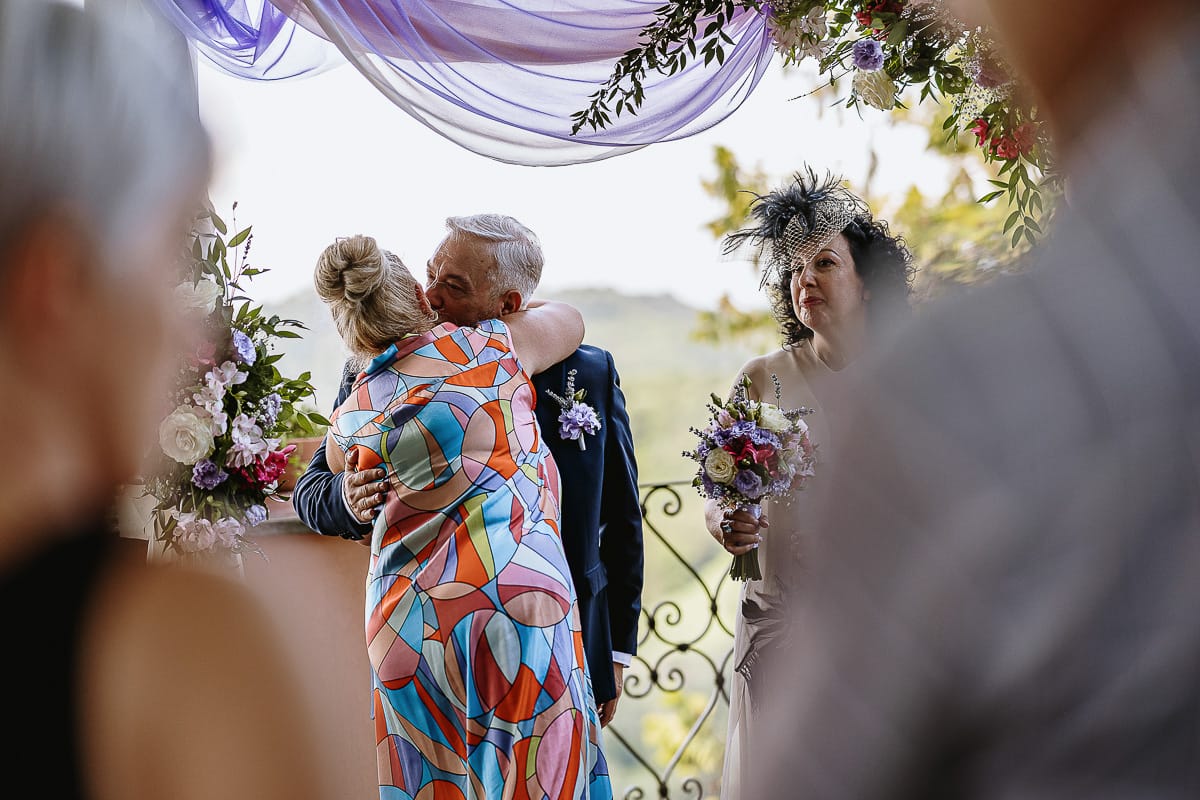 Fotografo matrimonio in Monferrato. Matrimonio di Serena e Fabrizio al Vecchio Castagno di Cocconato d'Asti. Cerimonia. Baci e abbracci