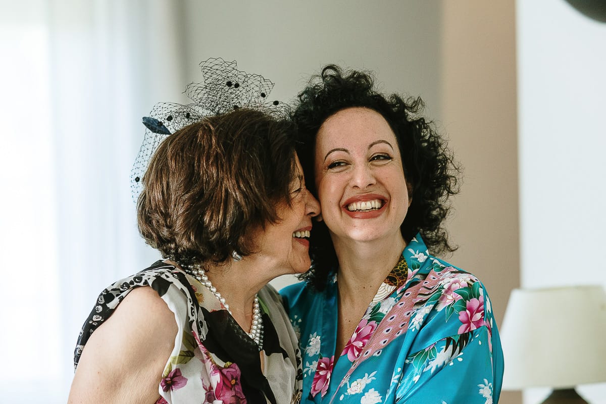Fotografo matrimonio in Monferrato. Matrimonio di Serena e Fabrizio. Preparazione a Baldissero Torinese. Sposa e mamma sorridenti.