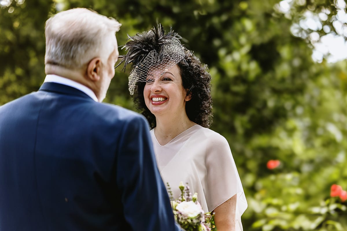 Fotografo matrimonio in Monferrato. Matrimonio di Serena e Fabrizio al Vecchio Castagno di Cocconato d'Asti. Ritratti di coppia degli sposi. Sposa guarda lo sposo sorridendo.
