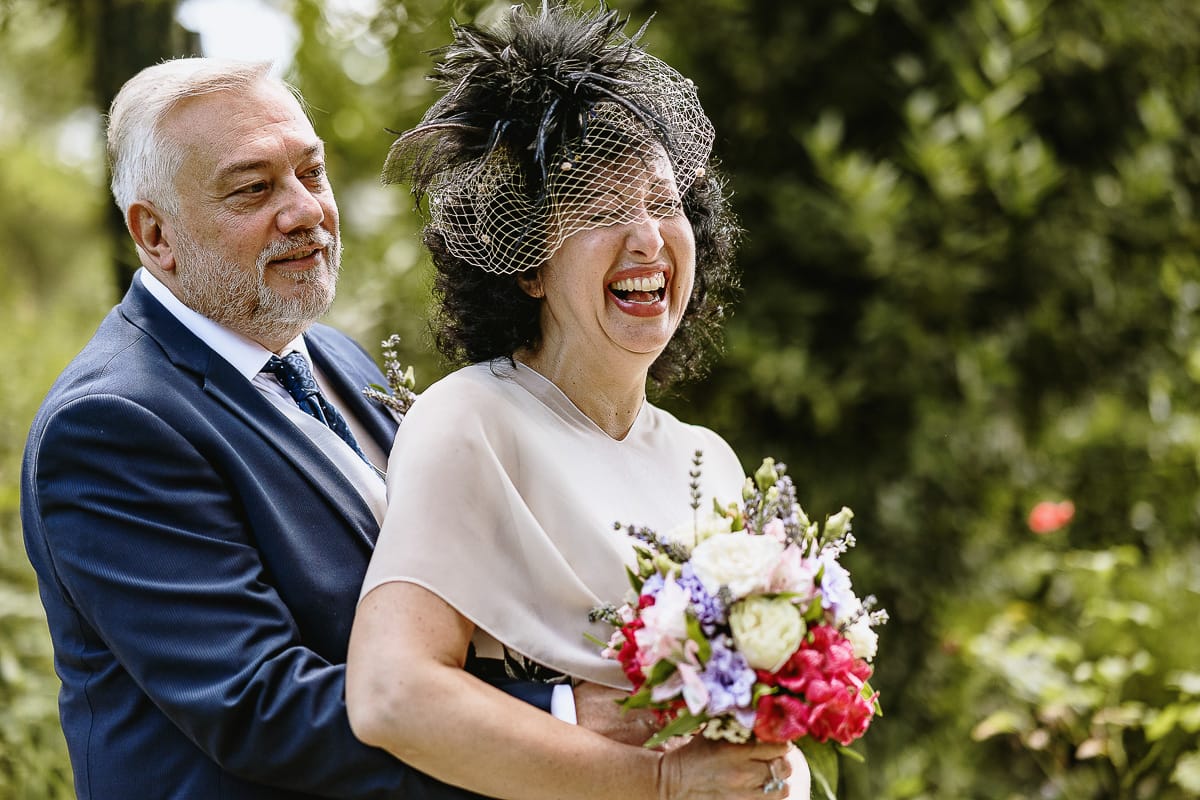 Fotografo matrimonio in Monferrato. Matrimonio di Serena e Fabrizio al Vecchio Castagno di Cocconato d'Asti. Ritratti di coppia degli sposi. Sposa ride.