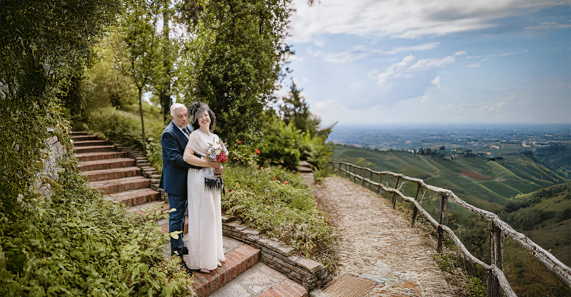 Fotografo matrimonio in Monferrato. matrimonio di serena e fabrizio al Vecchio Castagno di Cocconato d'Asti. Ritratto degli sposi con vista sulle colline del Monferrato.