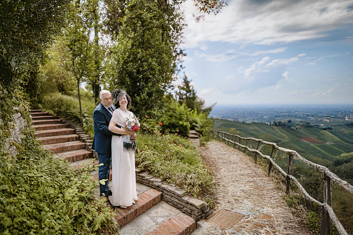Fotografo matrimonio in Monferrato. Matrimonio di Serena e Fabrizio al Vecchio Castagno di Cocconato d'Asti. Ritratti di coppia degli sposi. Vista sulle colline del Monferrato.
