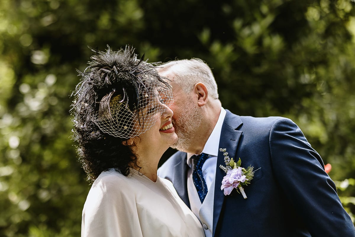 Fotografo matrimonio in Monferrato. Matrimonio di Serena e Fabrizio al Vecchio Castagno di Cocconato d'Asti. Ritratti di coppia degli sposi. Sposo bacia la sposa sulla guancia