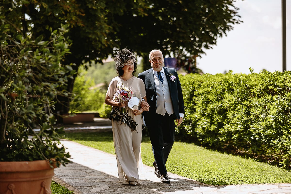 Fotografo matrimonio in Monferrato. Matrimonio di Serena e Fabrizio al Vecchio Castagno di Cocconato d'Asti. Ritratti di coppia degli sposi. Sposi camminano verso la zona dell'aperitivo.