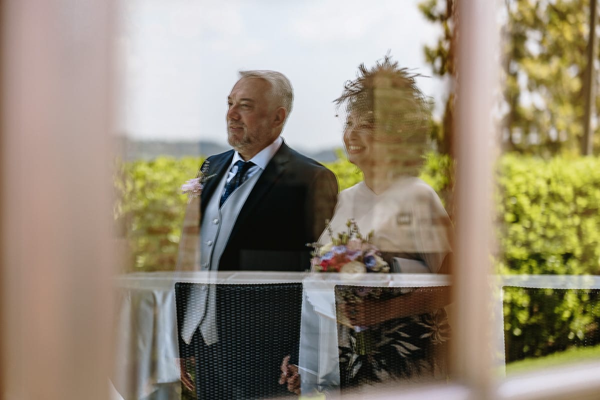 Fotografo matrimonio in Monferrato. Matrimonio di Serena e Fabrizio al Vecchio Castagno di Cocconato d'Asti. Ritratti di coppia degli sposi. Sposi riflessi.