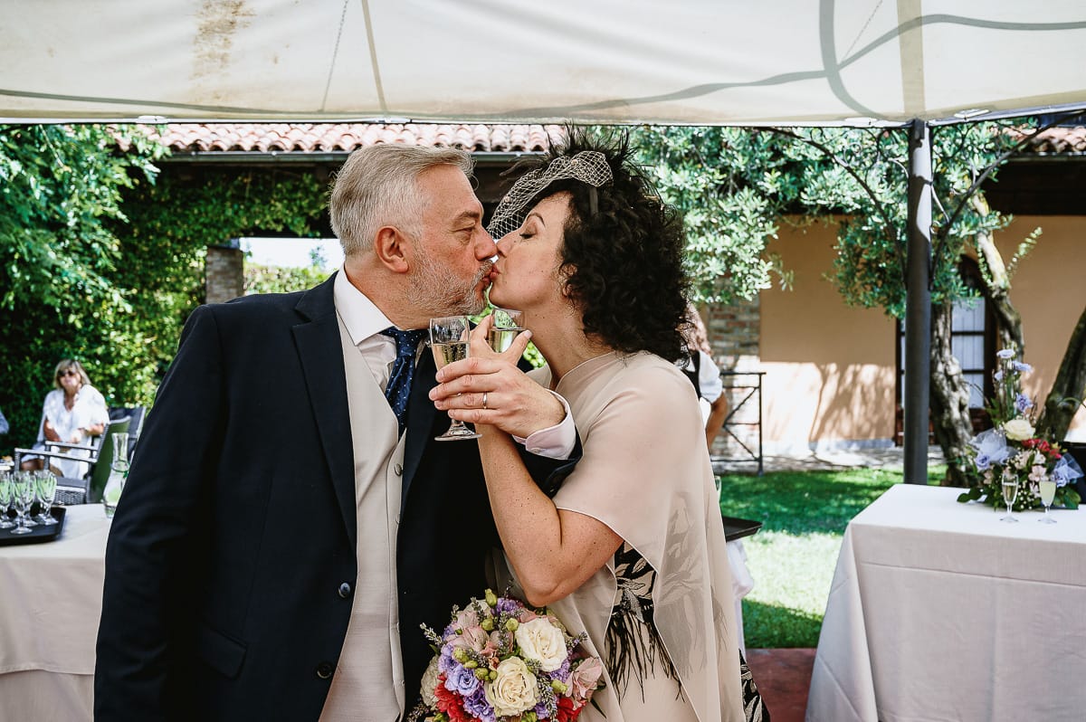 Fotografo matrimonio in Monferrato. Matrimonio di Serena e Fabrizio al Vecchio Castagno di Cocconato d'Asti. Aperitivo. Brindisi degli sposi.