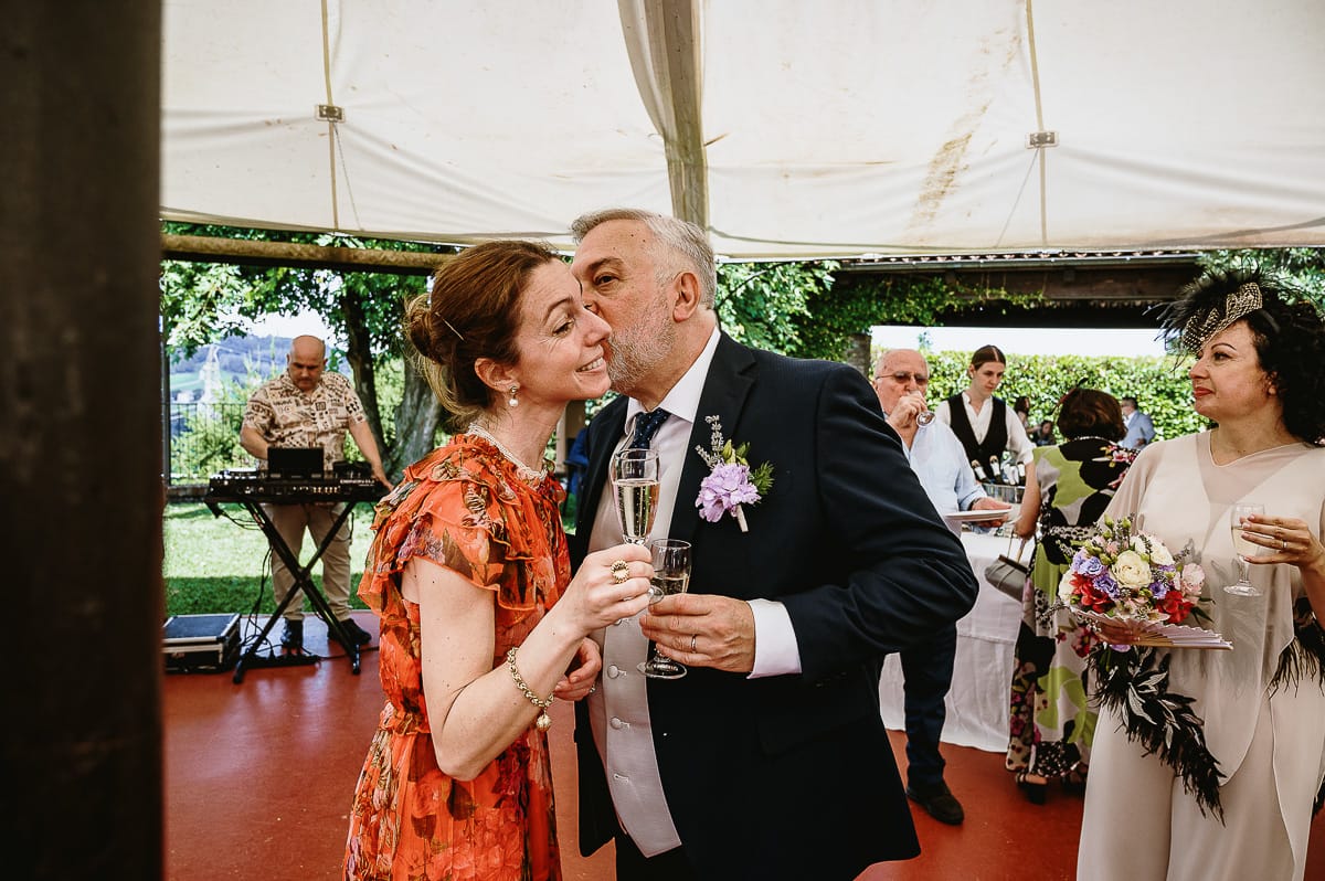 Fotografo matrimonio in Monferrato. Matrimonio di Serena e Fabrizio al Vecchio Castagno di Cocconato d'Asti. Aperitivo.