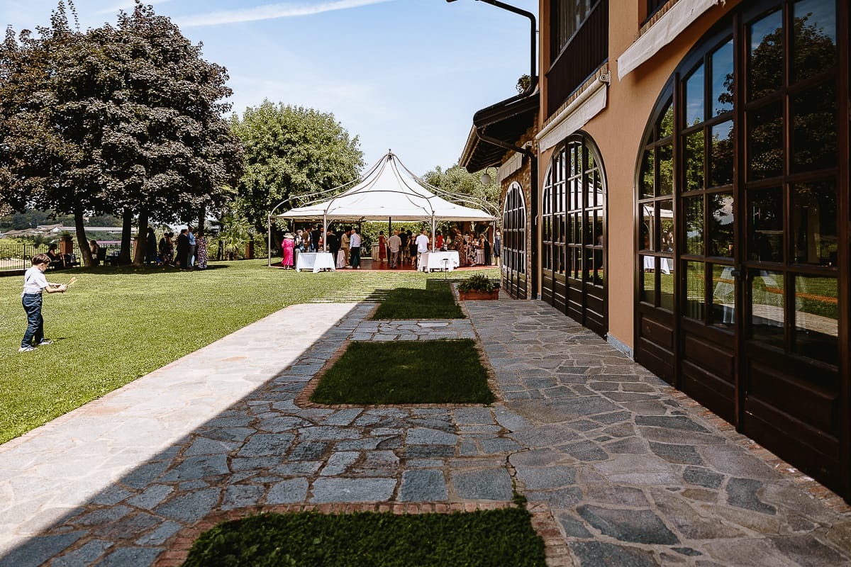 Fotografo matrimonio in Monferrato. Matrimonio di Serena e Fabrizio al Vecchio Castagno di Cocconato d'Asti. Aperitivo.
