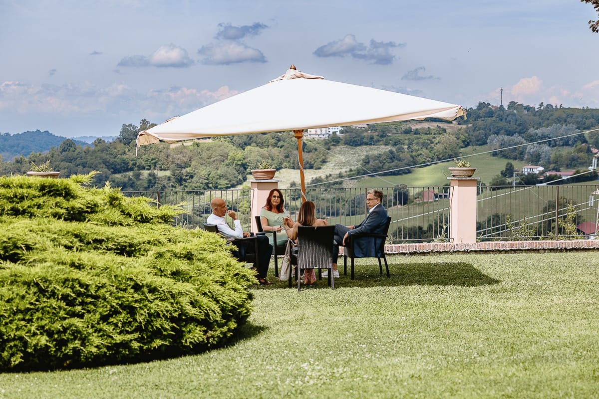Fotografo matrimonio in Monferrato. Matrimonio di Serena e Fabrizio al Vecchio Castagno di Cocconato d'Asti. Aperitivo.