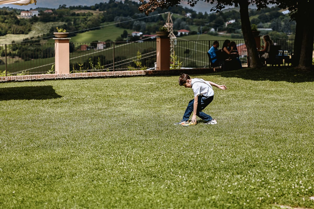 Fotografo matrimonio in Monferrato. Matrimonio di Serena e Fabrizio al Vecchio Castagno di Cocconato d'Asti. Aperitivo. Bambino che gioca.