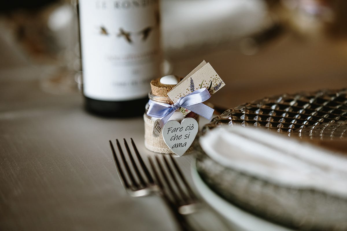 Fotografo matrimonio in Monferrato. Matrimonio di Serena e Fabrizio al Vecchio Castagno di Cocconato d'Asti. Aperitivo. Segnaposto.