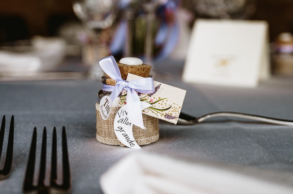 Fotografo matrimonio in Monferrato. Matrimonio di Serena e Fabrizio al Vecchio Castagno di Cocconato d'Asti. Aperitivo. Segnaposto.