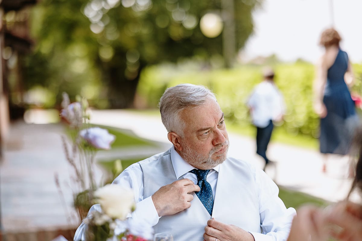 Fotografo matrimonio in Monferrato. Matrimonio di Serena e Fabrizio al Vecchio Castagno di Cocconato d'Asti. Aperitivo. Sposo con un'espressione buffa.