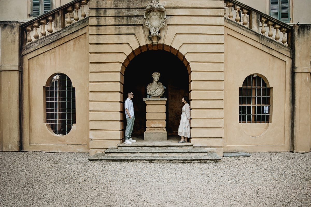 Pre-wedding al Castello di Santena. Fabiola e Cristian sotto lo scalone del castello, in una nicchia vicino ad una statua si guardano.