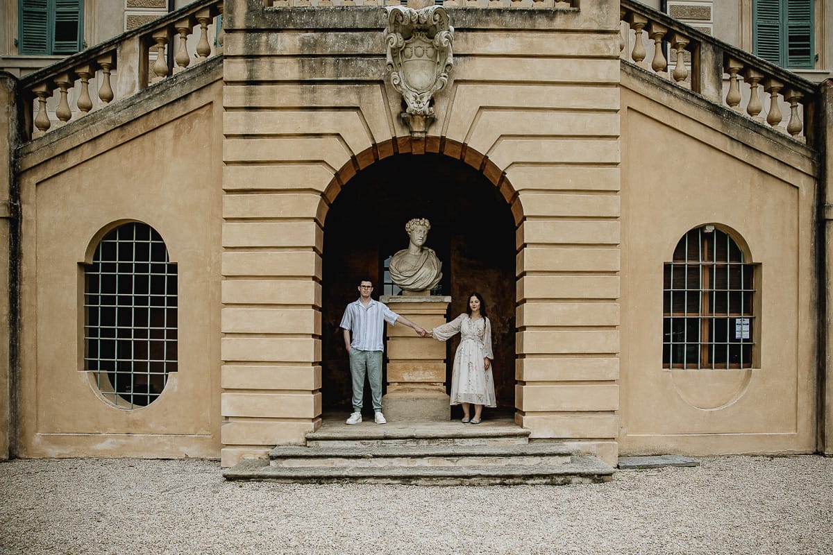 Pre-wedding al Castello di Santena. Fabiola e Cristian sotto lo scalone del castello, in una nicchia vicino ad una statua si tengono per mano.