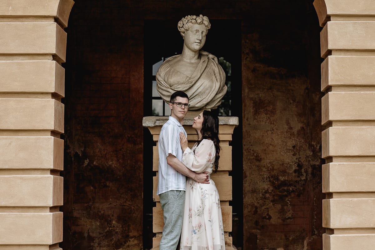 Pre-wedding al Castello di Santena. Fabiola e Cristian sotto lo scalone del castello, in una nicchia vicino ad una statua sono abbracciati.