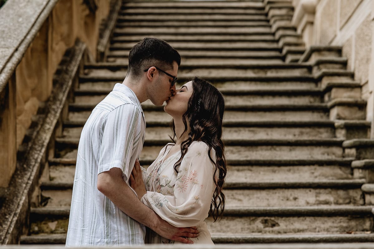 Pre-wedding al Castello di Santena. Fabiola e Cristian sullo scalone del castello si baciano.