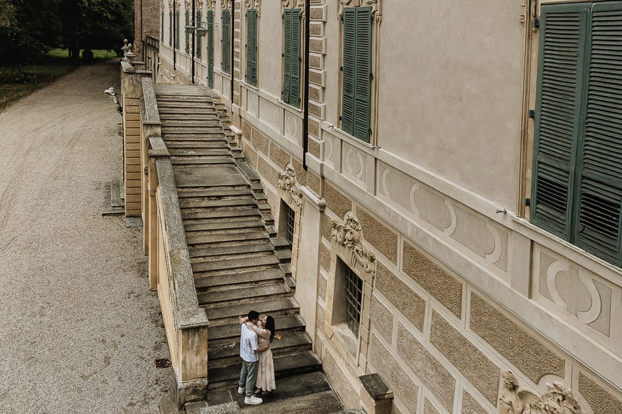 Pre-wedding al Castello di Santena. Fabiola e Cristian sullo scalone del castello. Foto aerea dal drone.