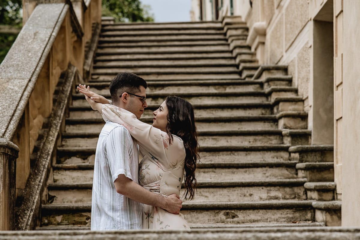 Pre-wedding al Castello di Santena. Fabiola e Cristian sullo scalone del castello. Fabiola mette le braccia al collo di Cristian.