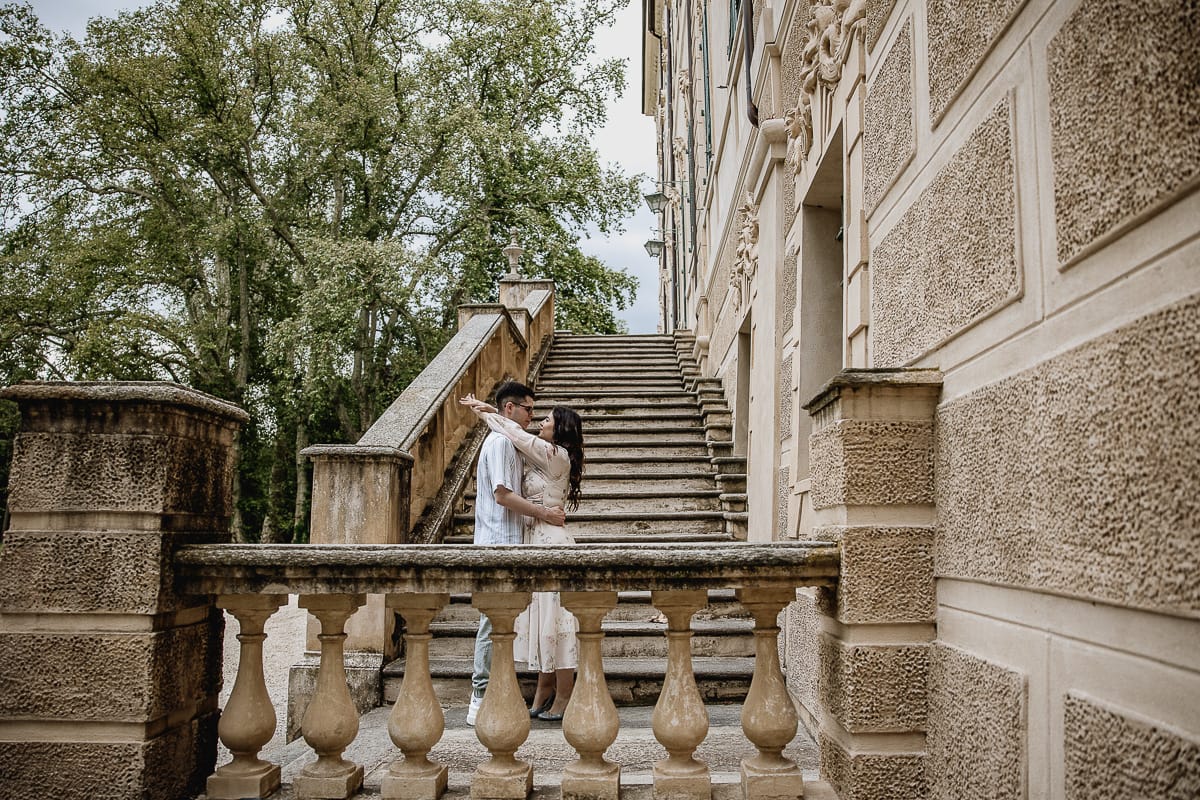 Pre-wedding al Castello di Santena. Fabiola e Cristian sullo scalone del castello. fabiola con le braccia al collo di Cristian.
