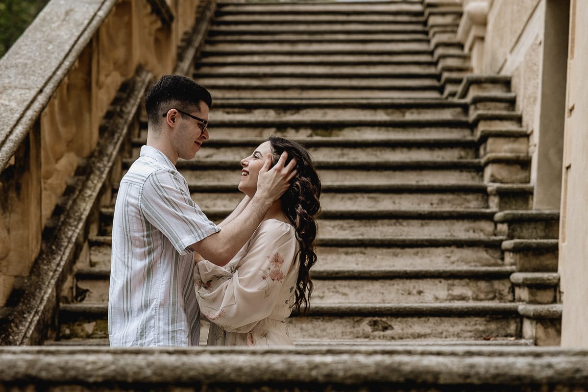 Pre-wedding al Castello di Santena. Fabiola e Cristian sullo scalone del castello. cristian stringe il viso di Fabiola fra le sue mani.