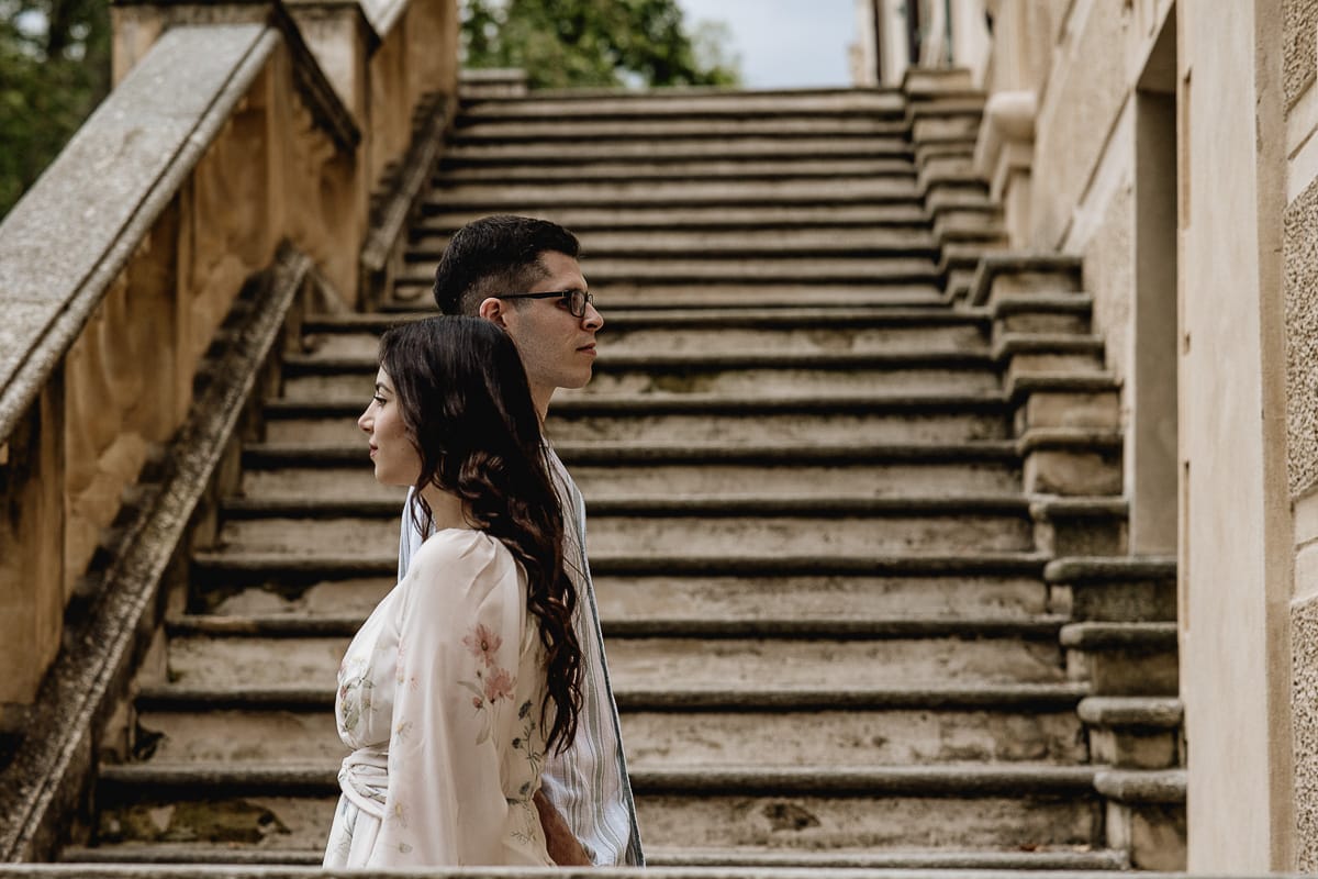 Pre-wedding al Castello di Santena. Fabiola e Cristian sullo scalone del castello