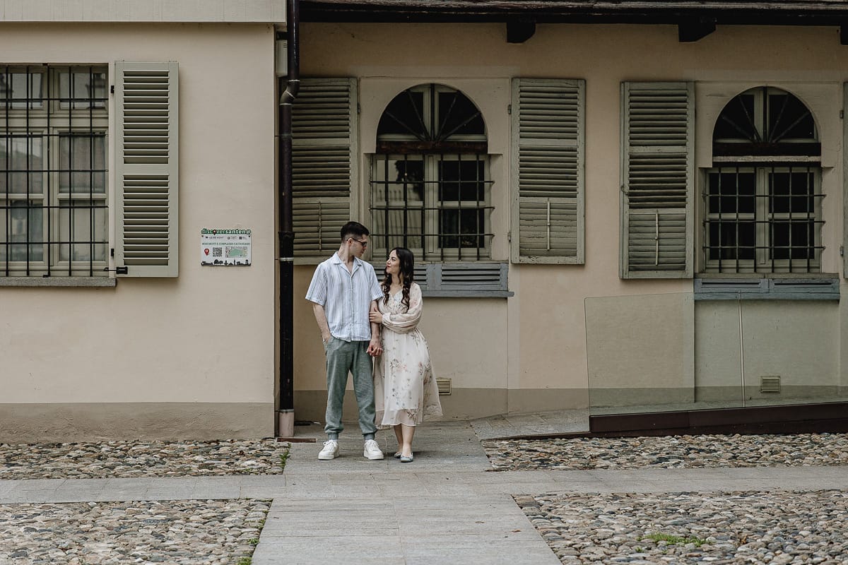 Pre-wedding al Castello di Santena. Fabiola e Cristian camminano guardandosi