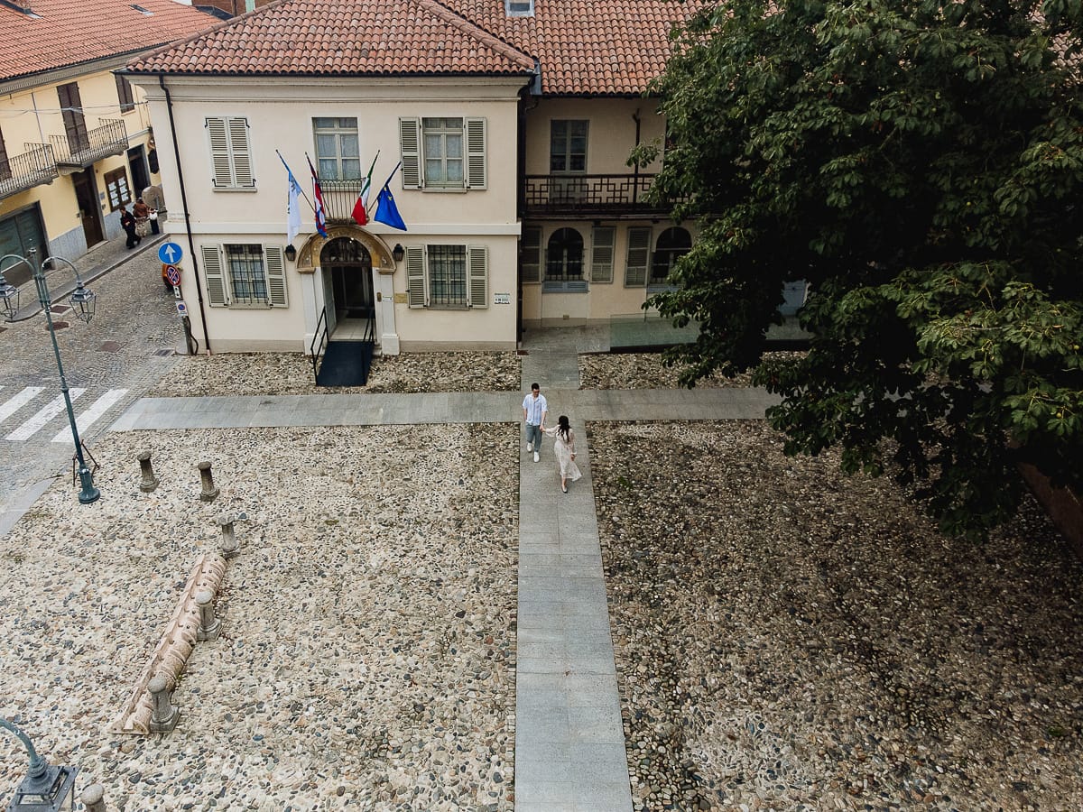 Pre-wedding al Castello di Santena. Fabiola e Cristian camminano. Foto aerea dal drone.