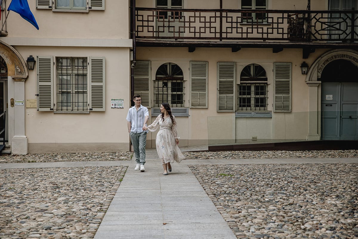 Pre-wedding al Castello di Santena. Fabiola e Cristian camminano tenendosi per mano.