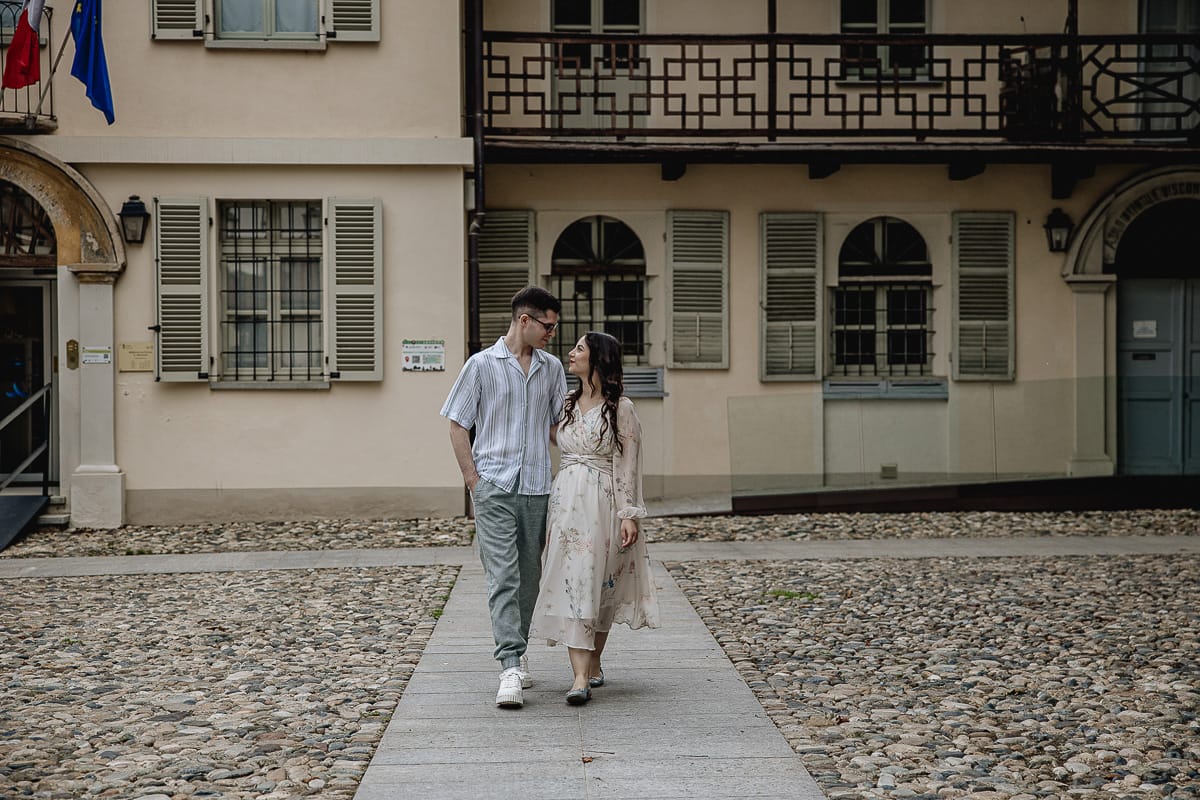 Pre-wedding al Castello di Santena. Fabiola e Cristian camminano abbracciati guardandosi.