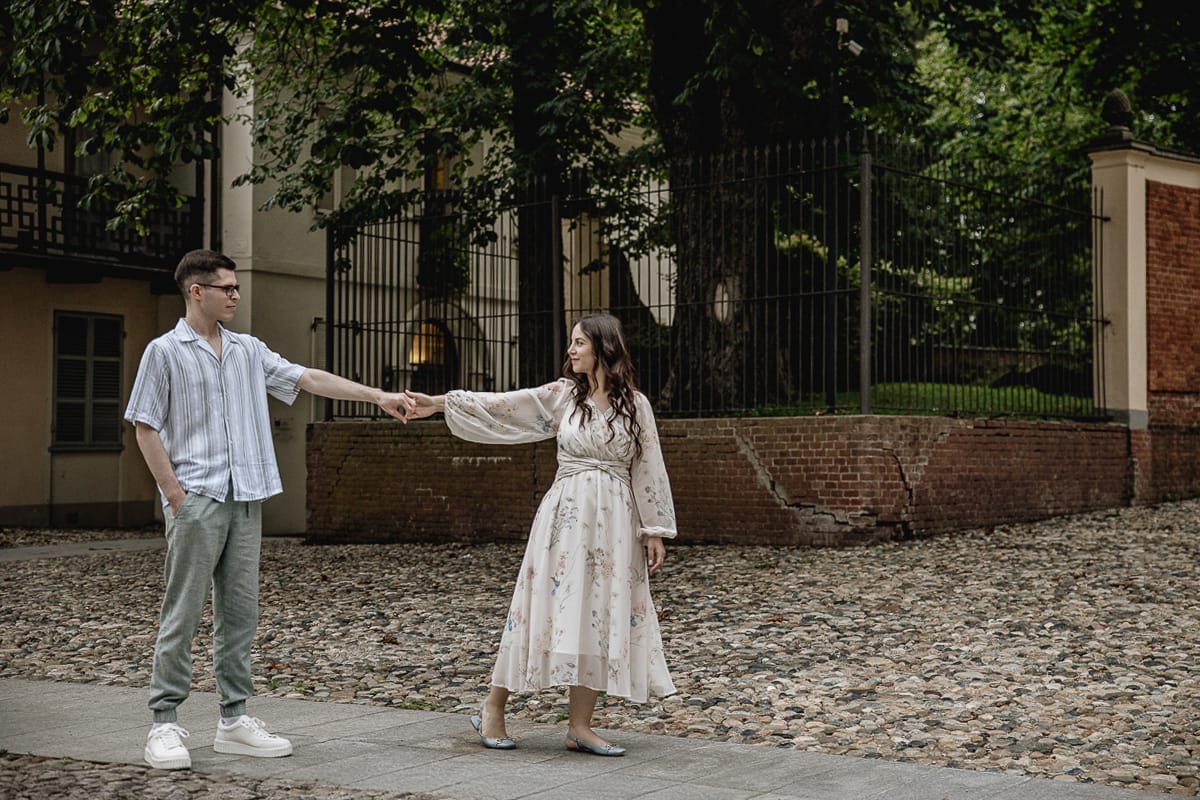 Pre-wedding al Castello di Santena. Fabiola e Cristian si danno la mano.