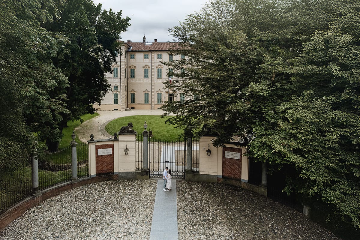 Pre-wedding al Castello di Santena. Fabiola e Cristian davanti al cancello del castello, uno di fronte all'altro. Foto aerea dal drone.