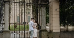 Engagement al Castello Cavour di Santena. Fabiola e Cristian abbracciati davanti al cancello in ferro del castello con il castello e il parco sullo sfondo
