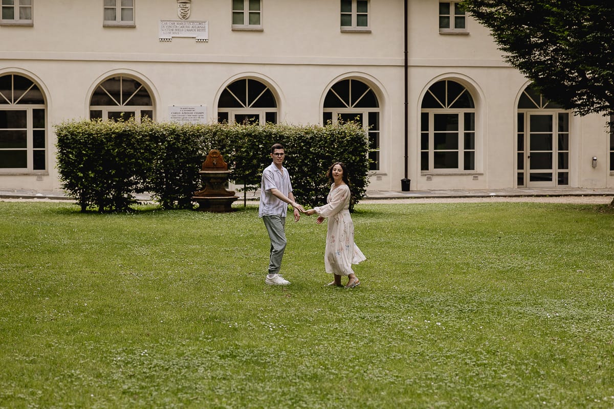 Pre-wedding al Castello di Santena. Fabiola e Cristian si tengono per mano.