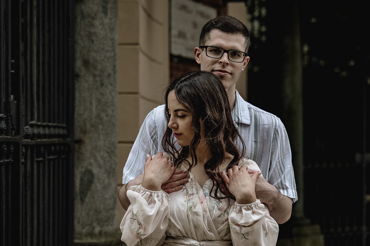 Pre-wedding al Castello di Santena. Fabiola e Cristian davanti al cancello del castello. cristian dietro Fabiola le mette le mani sulle spalle.